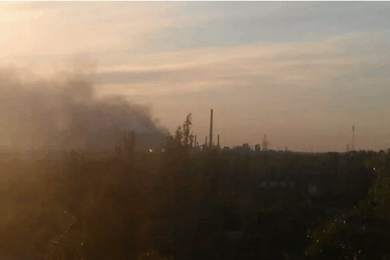 В Авдеевке пылает завод Ахметова: фото с места событий
