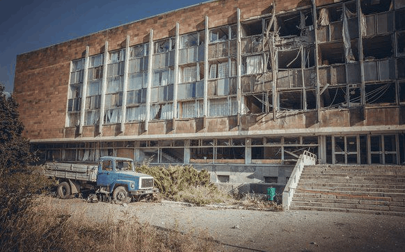 Донецк до и после войны: фотографии того, что осталось от цветущего города