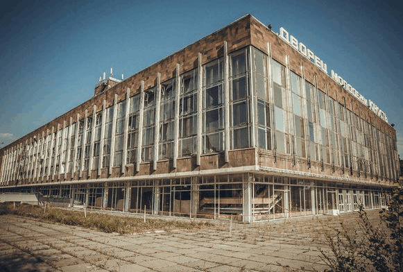Донецк до и после войны: фотографии того, что осталось от цветущего города