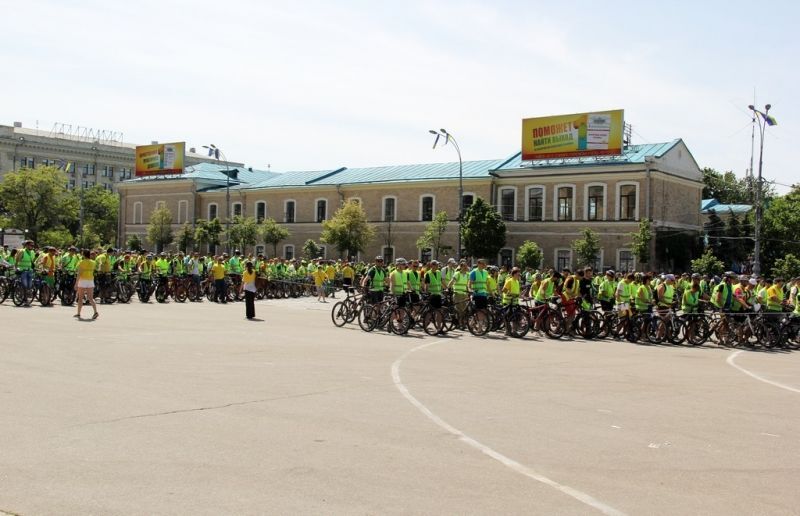 В Харькове создали гигантский "живой велосипед": фото рекорда