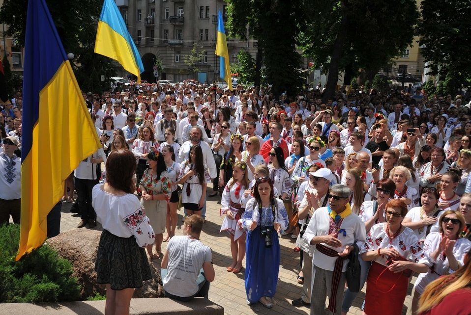 Лучшие фото и видео мегамарша вышиванок в Киеве