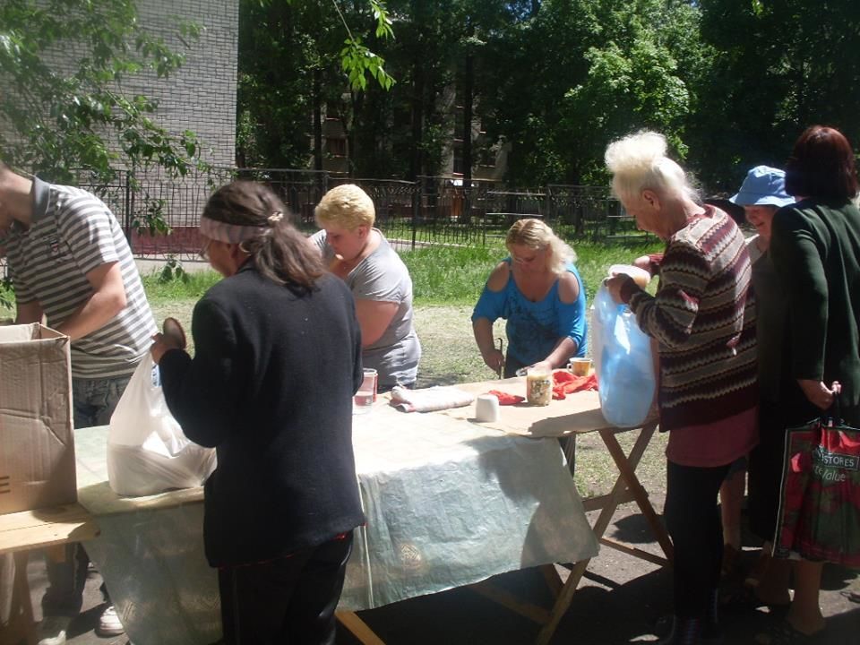 Голодающие Луганска. Очередь за бесплатной кашей не уменьшается: фотофакт 