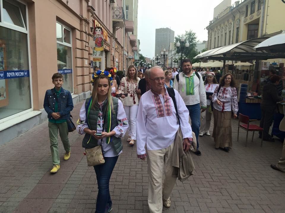 Уважили Украину! В центре Москвы прошел парад вышиванок