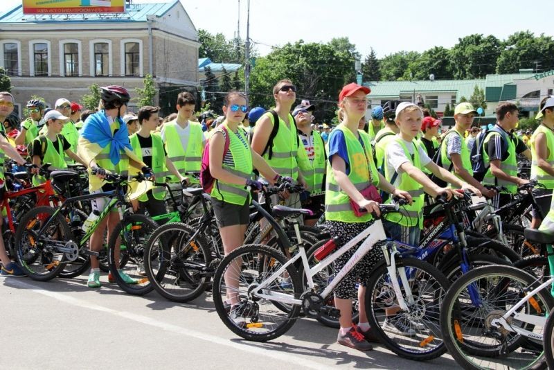 В Харькове создали гигантский "живой велосипед": фото рекорда