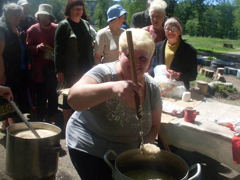 Голодающие Луганска. Очередь за бесплатной кашей не уменьшается: фотофакт 