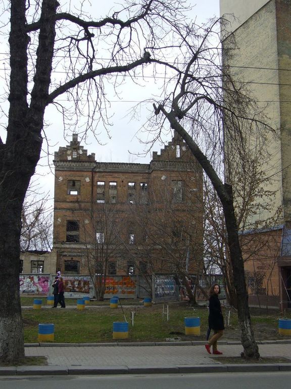 Киевлянин "прославил" памятник городской бесхозяйственности