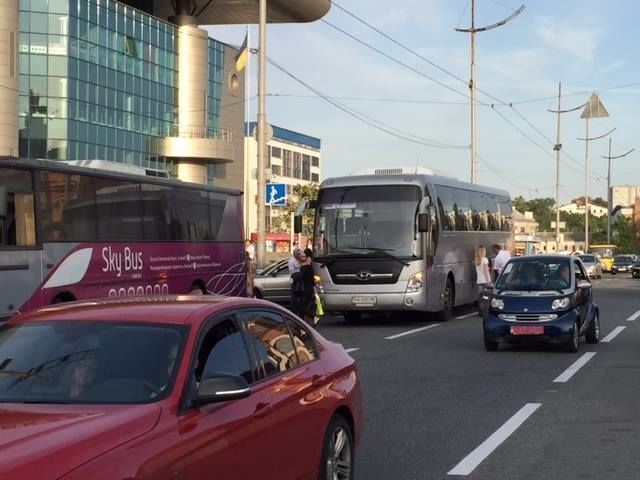 Возле ж/д вокзала Киева застукали злостного автобуса-нарушителя: фотофакт