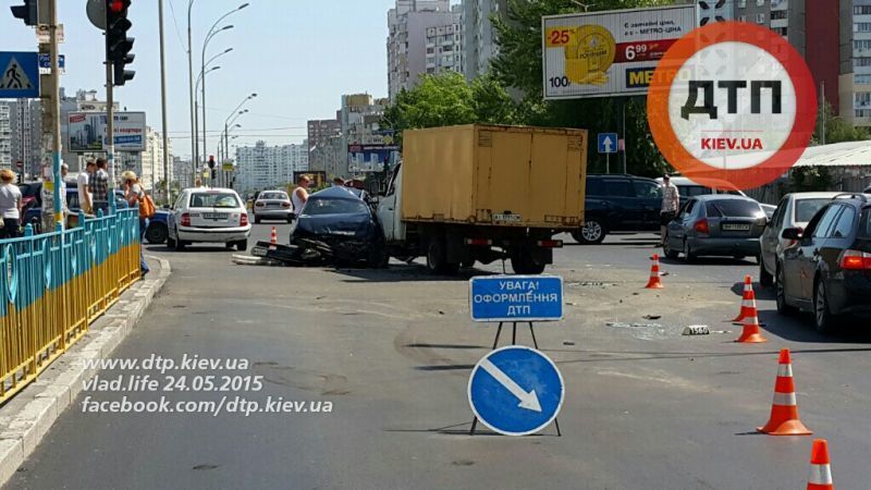 В Киеве "ГАЗель" смяла иномарку на перекрестке: есть пострадавшие