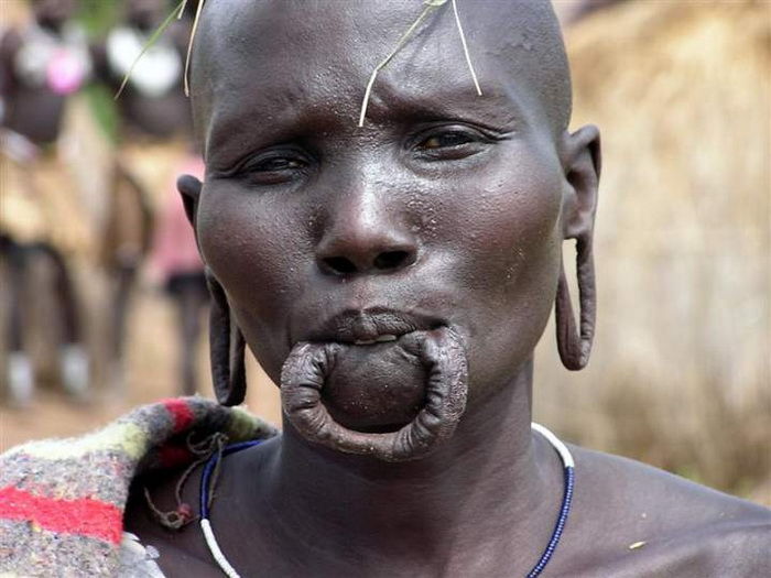 Жестокие каноны женской красоты в африканском племени мурси