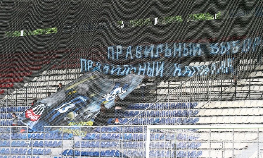 Российские футболисты вылезли на забор, чтобы поблагодарить фанатов