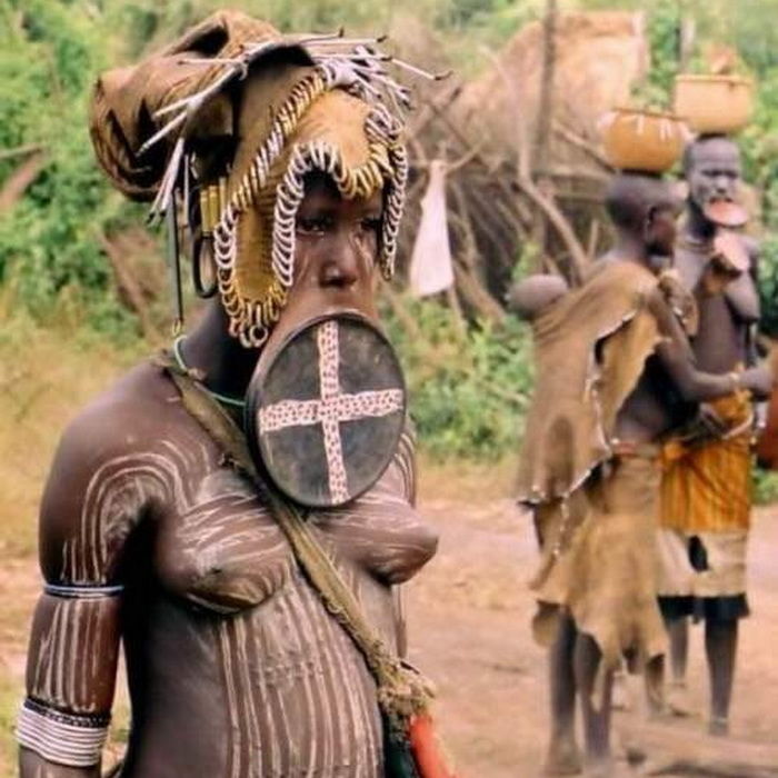 Жестокие каноны женской красоты в африканском племени мурси