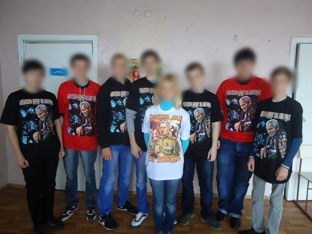 "Весь мир наш": российский "гумконвой" одел детей в футболки с пропагандой. Фотофакт