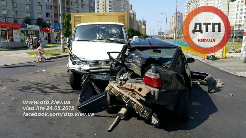 В Киеве "ГАЗель" смяла иномарку на перекрестке: есть пострадавшие