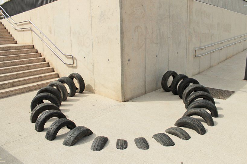 Современное искусство: Барселону заполнили "гуляющие шины"