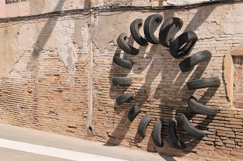 Современное искусство: Барселону заполнили "гуляющие шины"