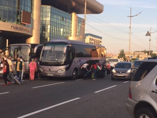 Возле ж/д вокзала Киева застукали злостного автобуса-нарушителя: фотофакт