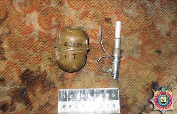 У Дзержинську знайшли схованку зі зброєю та боєприпасами: фото з місця подій