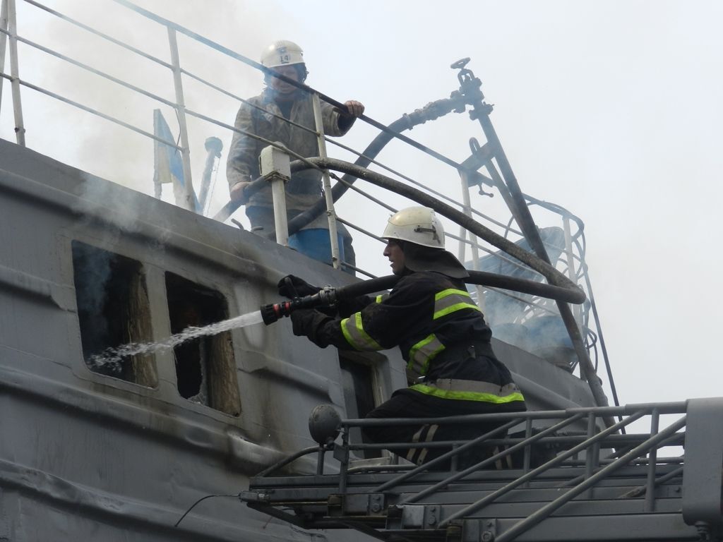 У Херсоні спалахнув корабель: фото з місця подій
