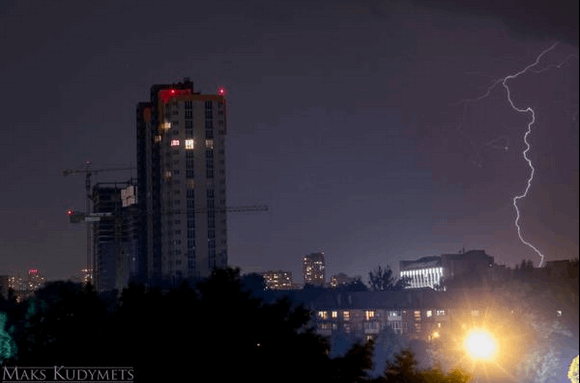 Фото вечірньої грози у Києві підірвали Мережу