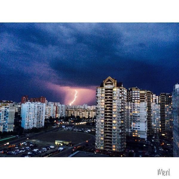 Фото грозы в Киеве взорвали Сеть