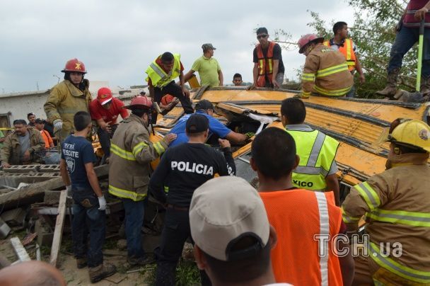 В Мексике смерч вырвал из рук матери младенца: фото стихийного бедствия