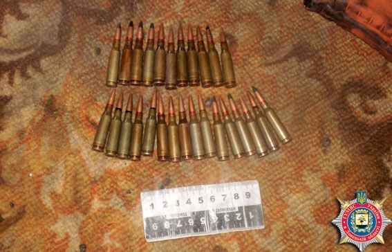У Дзержинську знайшли схованку зі зброєю та боєприпасами: фото з місця подій