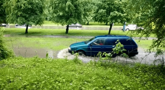Ураган во Львове: плавающие авто и поваленные деревья