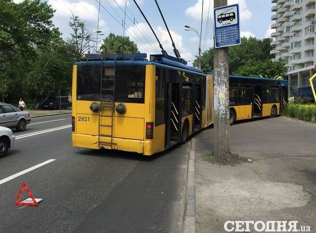 В Киеве троллейбус оказался на тротуаре: фотофакт