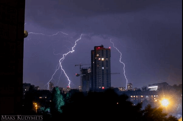 Фото грозы в Киеве взорвали Сеть