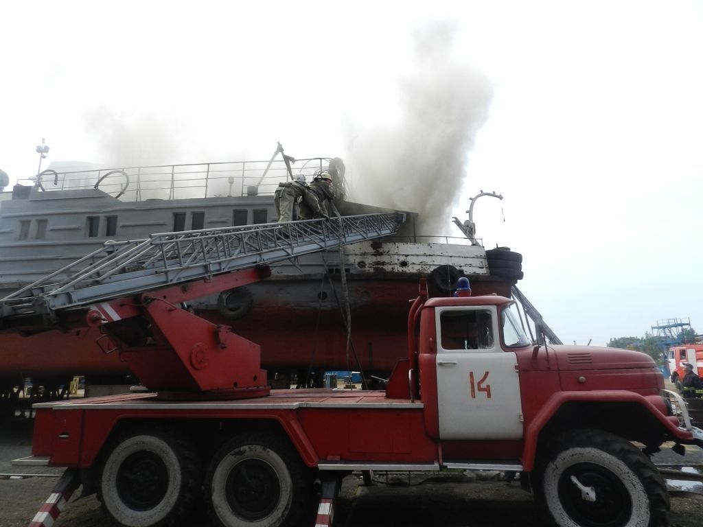 У Херсоні спалахнув корабель: фото з місця подій