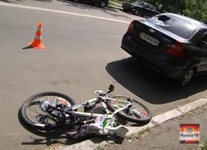 В Киеве велосипедист врезался головой в припаркованный автомобиль