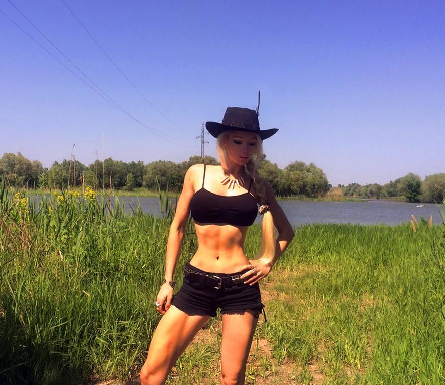 "Одесская Барби" обнаженной позабавилась со змеем у реки: фотофакт