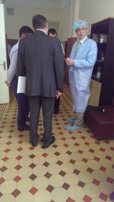 Російський консул відвідав ГРУшників "з дотриманням норм гігієни": фотофакт