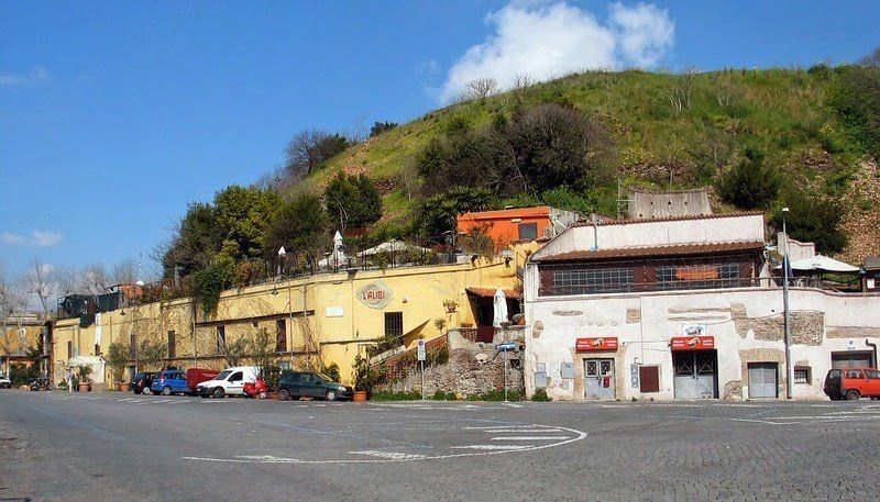 Монте Тестаччо - древняя свалка со времен Римской империи