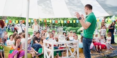 Сеничкин презентовал обложку своей второй кулинарной книги под названием "Сніданки для дітей"