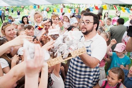 Сеничкин презентовал обложку своей второй кулинарной книги под названием "Сніданки для дітей"