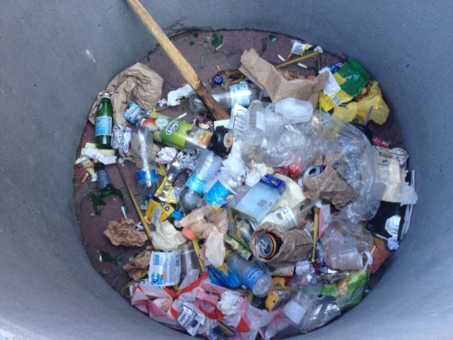 В Киеве появилась гигантская мусорная урна: фотофакт
