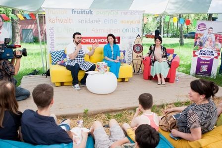 Сеничкин презентовал обложку своей второй кулинарной книги под названием "Сніданки для дітей"