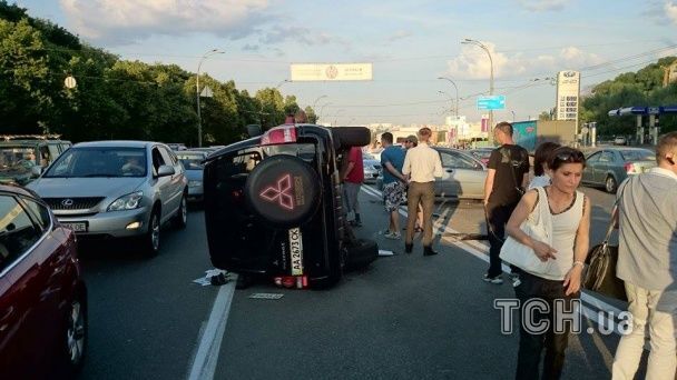 Возле моста Патона произошло масштабное ДТП: опубликованы фото