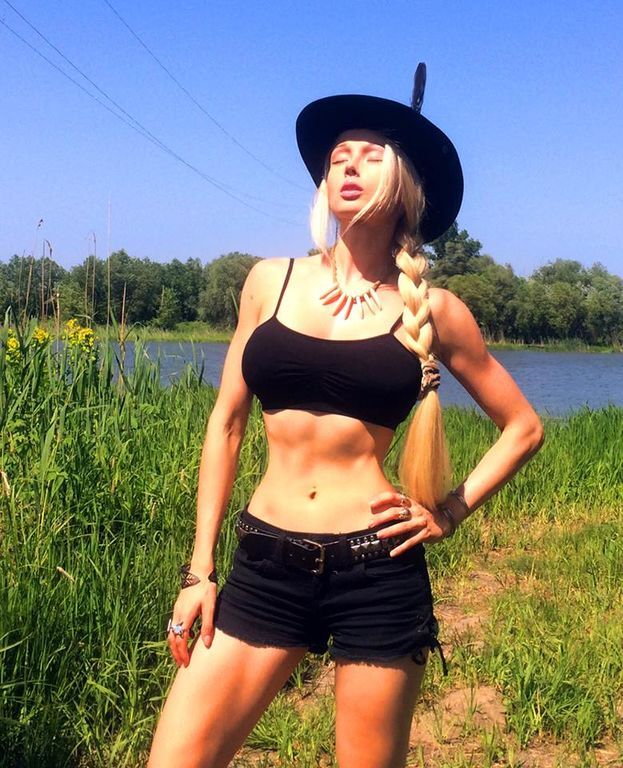 "Одесская Барби" обнаженной позабавилась со змеем у реки: фотофакт