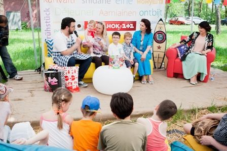 Сеничкин презентовал обложку своей второй кулинарной книги под названием "Сніданки для дітей"