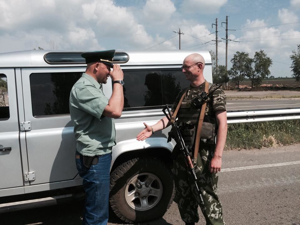 Дивовижна схожість: на Донбасі воює двійник Яценюка. Фотофакт