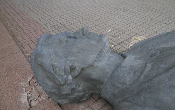 В Киеве за ночь снесли три памятника коммунистическим деятелям: фотофакт
