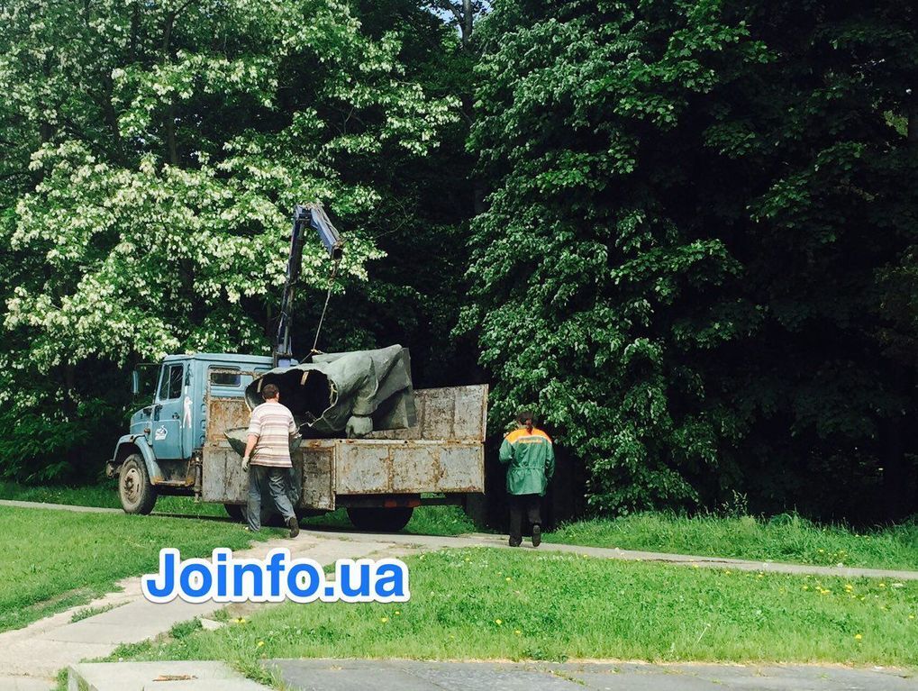 В Киеве за ночь снесли три памятника коммунистическим деятелям: фотофакт