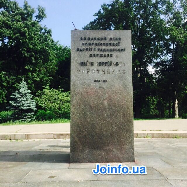 В Киеве за ночь снесли три памятника коммунистическим деятелям: фотофакт