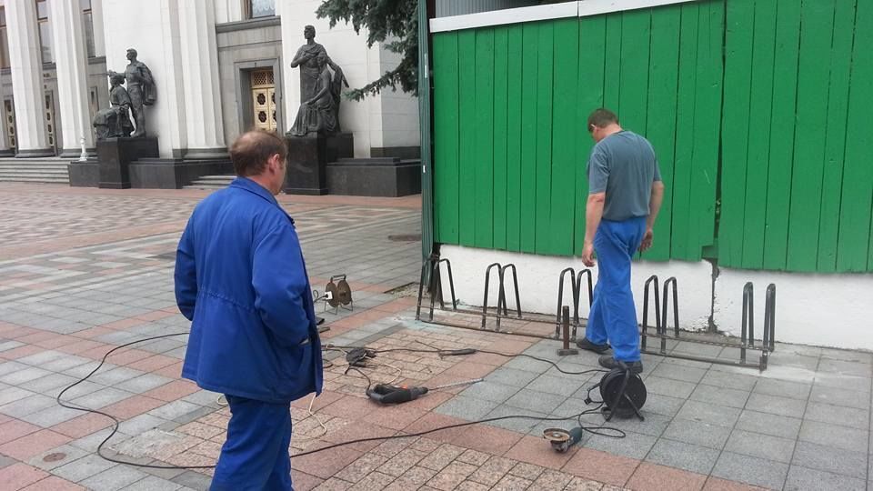 Возле Рады устанавливают странную парковку для велосипедов: фотофакт