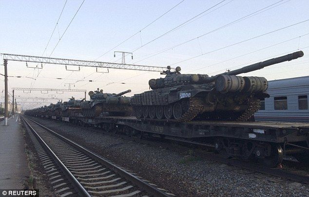 У границы Украины "засекли" колонну российских танков