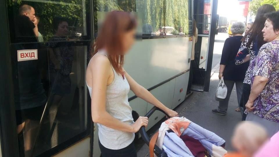 В Киеве водитель не пустил в маршрутку женщину с детской коляской