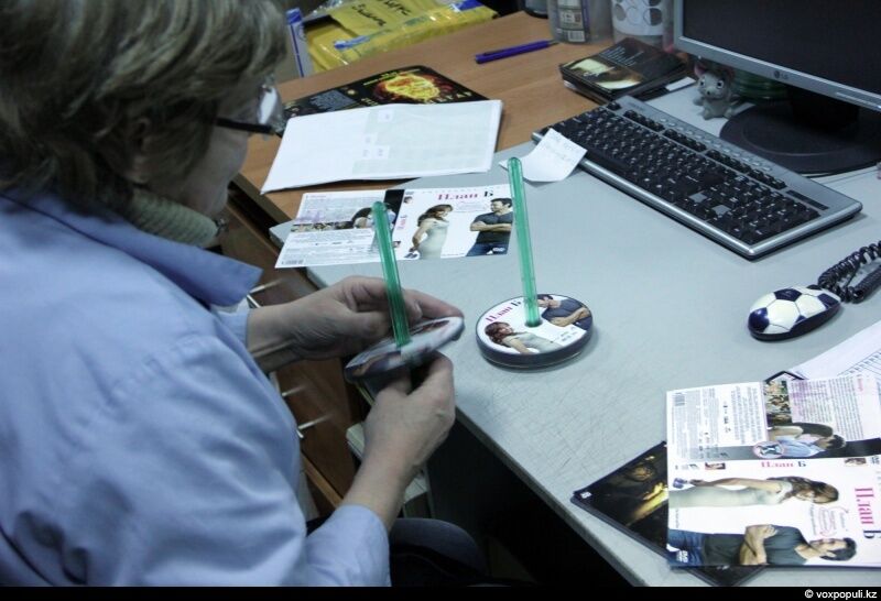 Ирина, менеджер учета, готовит комплектации с заданием – диски и полиграфию для последующей сборки