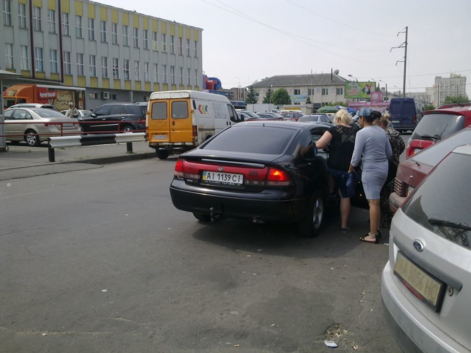 В Киеве возле метро цыганки украли у женщины iPhone